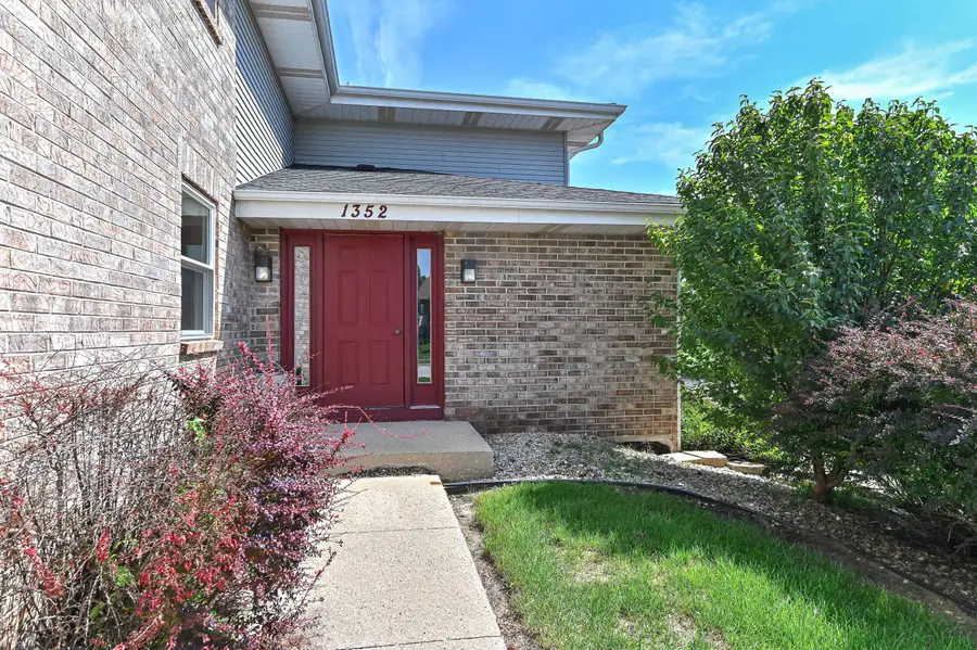 1352 Meadowcreek Dr, Pewaukee, WI 53072 - #2