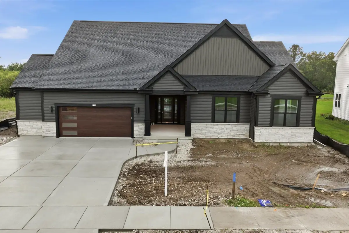 1322 Scotsland Ln, Oconomowoc, WI 53066 - #1