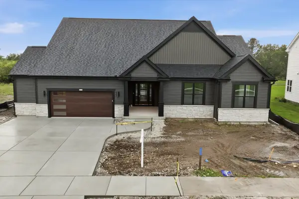 1322 Scotsland Ln, Oconomowoc, WI 53066