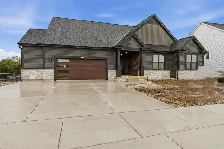 1322 Scotsland Ln, Oconomowoc, WI 53066 - #2