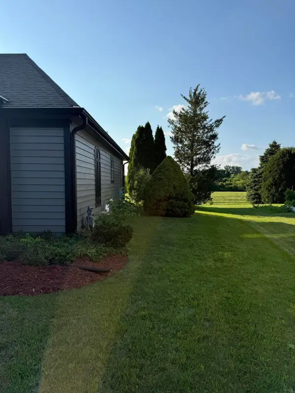 8530 W Woodfield Ct, Franklin, WI 53132