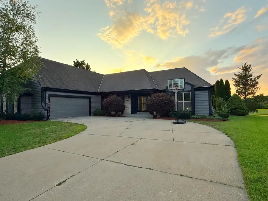 8530 W Woodfield Ct, Franklin, WI 53132 - #2