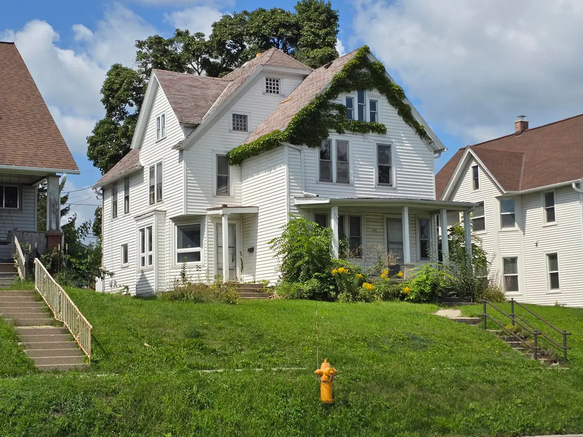 130 S 7th Ave, West Bend, WI 53095 - #1