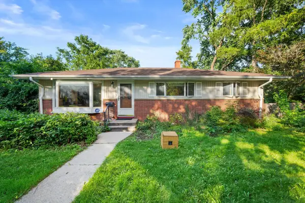 5788 N Milwaukee River Pkwy, Glendale, WI 53209