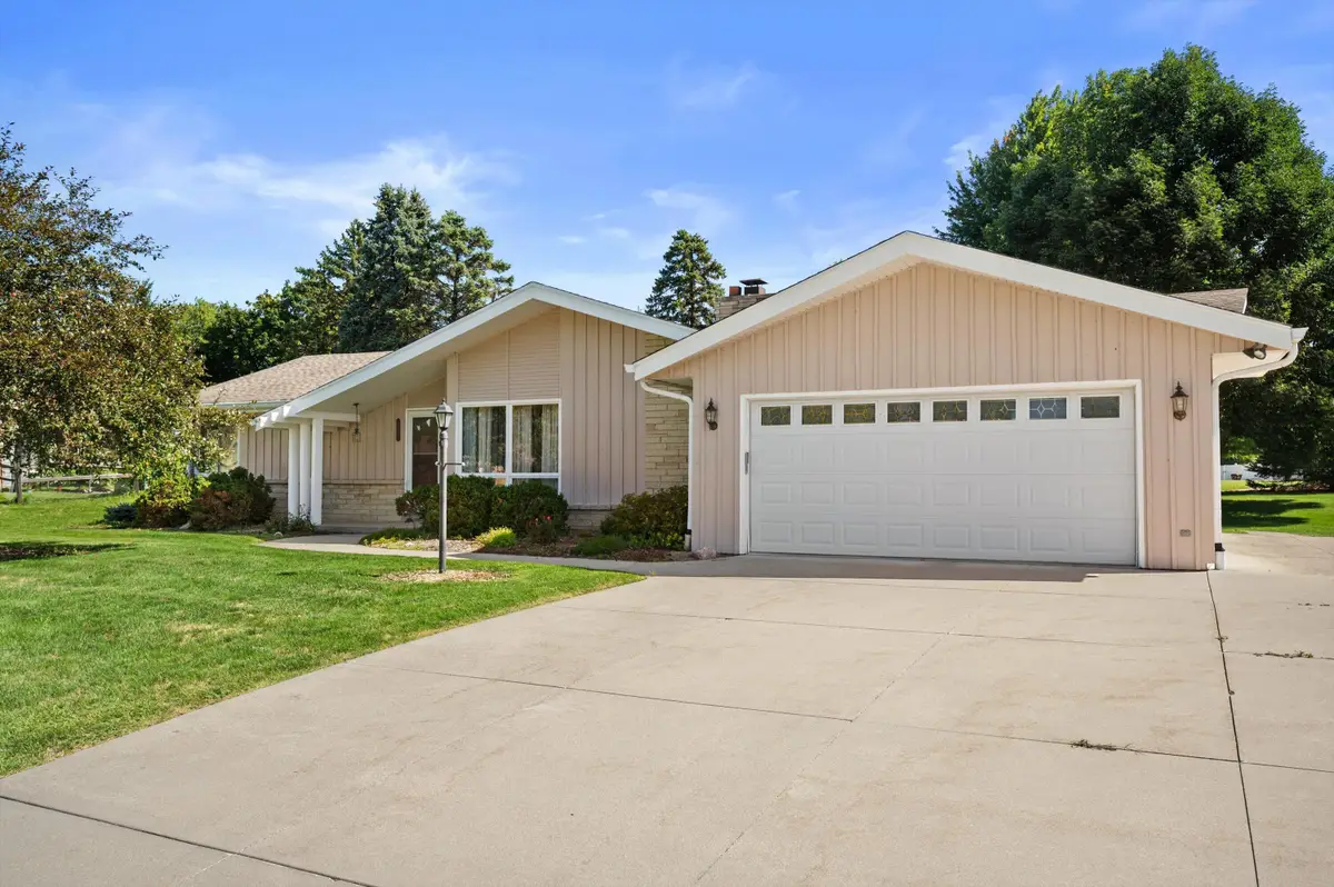 1940 S Park Wood Ln, New Berlin, WI 53151 - #1