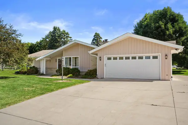 1940 S Park Wood Ln, New Berlin, WI 53151