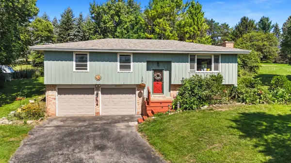 W293S3017 Ancestral Dr, Genesee, WI 53188