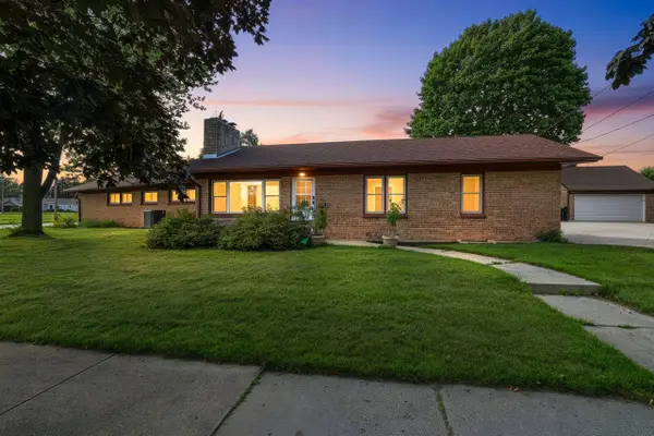 1310 Fairmont Ln, Manitowoc, WI 54220