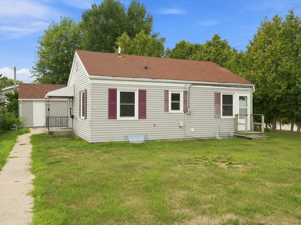 904 Raton Ct, Manitowoc, WI 54220 - #1