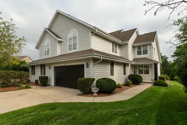 3207 S Ridge Crest Ct, New Berlin, WI 53151
