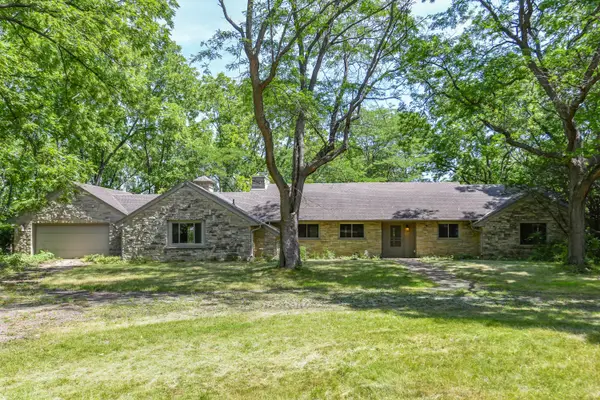 W269S3178 Merrill Hills Rd, Waukesha, WI 53189