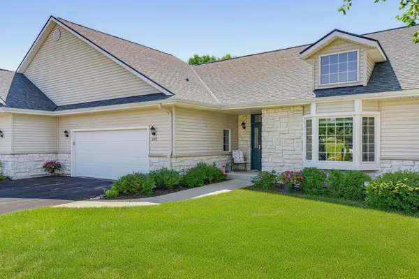 273 Cardinal Ln, Hartland, WI 53029
