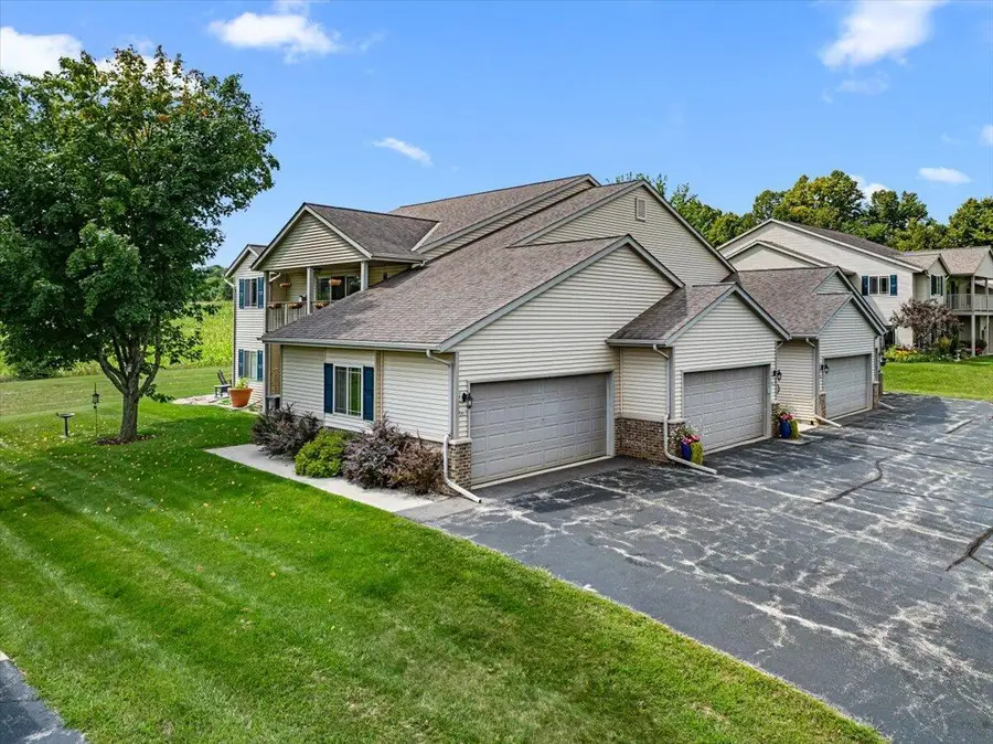 961 Spring Ct, Newburg, WI 53095 - #3