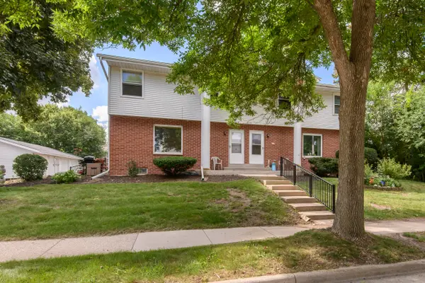 1320 Camden Way, Waukesha, WI 53186