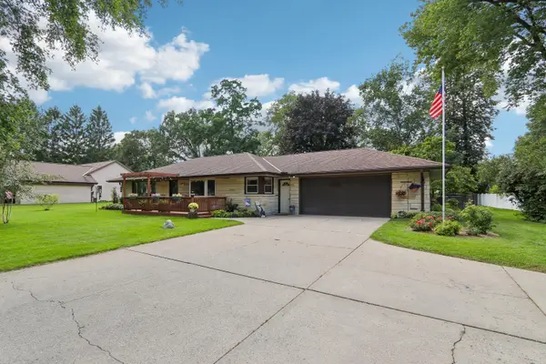 W151N6887 Glenview Dr, Menomonee Falls, WI 53051
