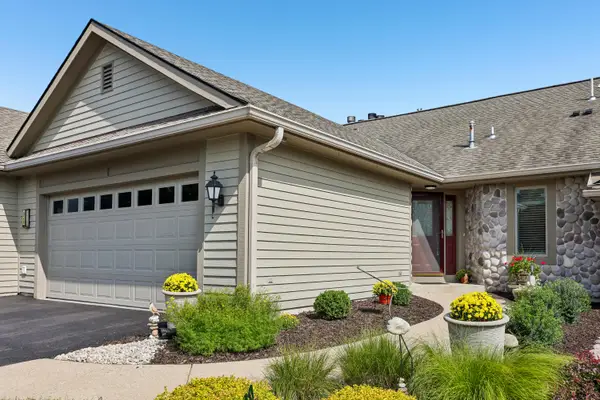 526 Oak Ridge Dr, Hartland, WI 53029