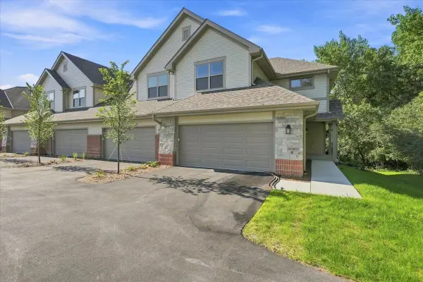 255 Aerie Cir, Brookfield, WI 53045