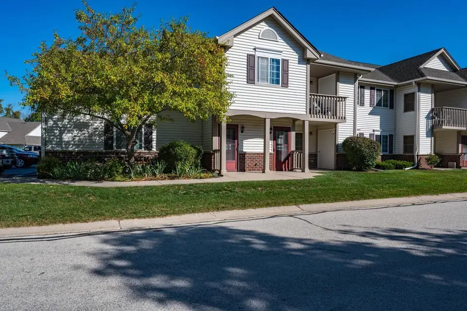 596 Pewaukee Rd, Pewaukee, WI 53072 - #1