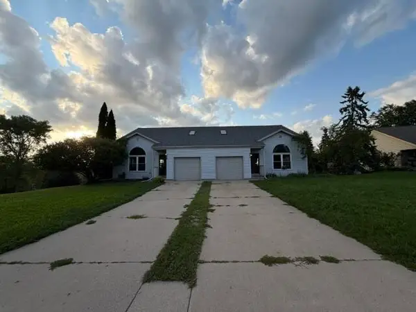 885 S Imperial Dr, Hartland, WI 53029