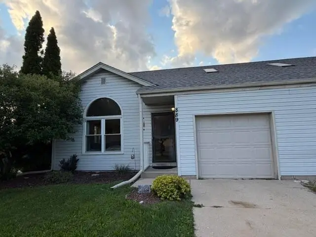 885 S Imperial Dr, Hartland, WI 53029 - #2