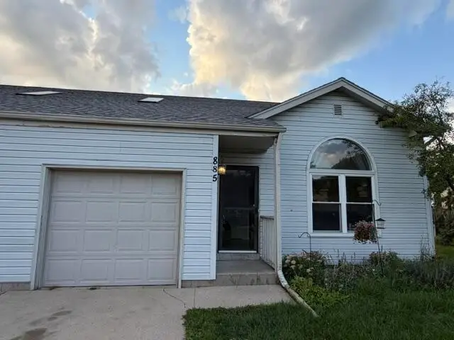 885 S Imperial Dr, Hartland, WI 53029 - #3