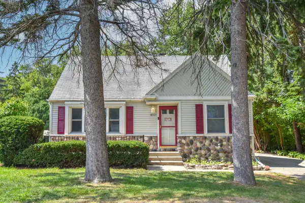 4917 S 28th St, Greenfield, WI 53221