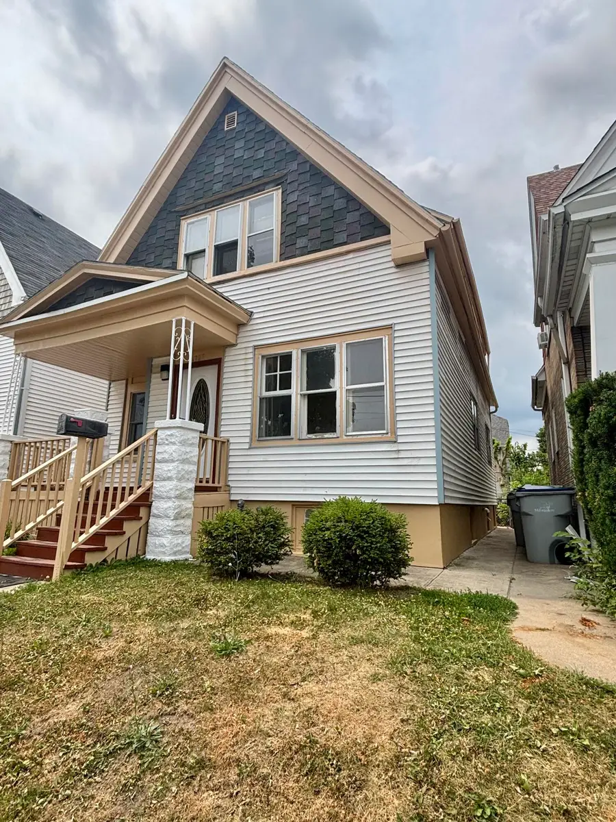 1727 W Arrow St, Milwaukee, WI 53204 - #3