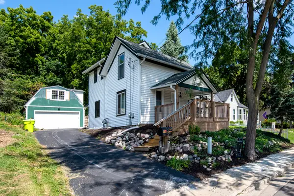 226 W Capitol Dr, Hartland, WI 53029