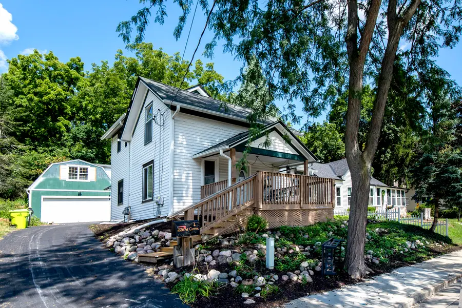 226 W Capitol Dr, Hartland, WI 53029 - #2