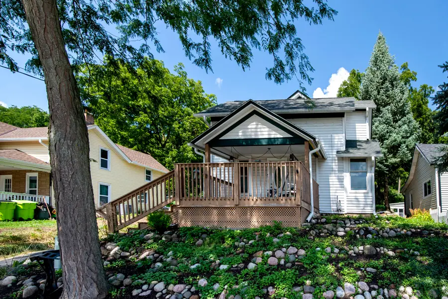 226 W Capitol Dr, Hartland, WI 53029 - #3