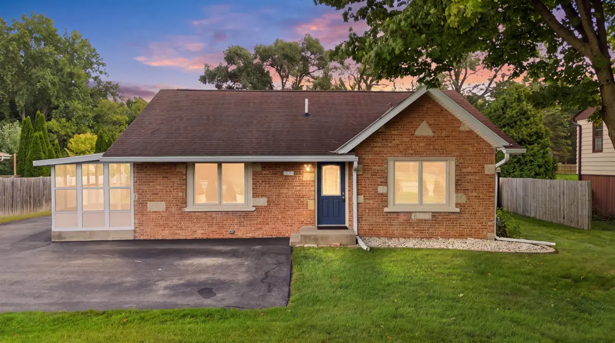 4809 W Loomis Rd, Greenfield, WI 53220 - #1