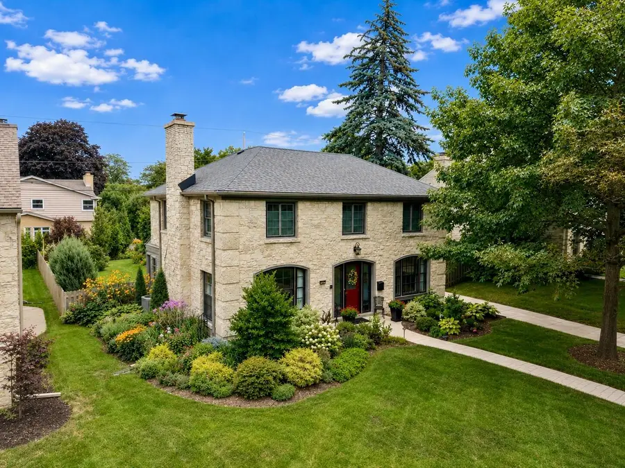 7822 W Wisconsin Ave, Wauwatosa, WI 53213 - #2