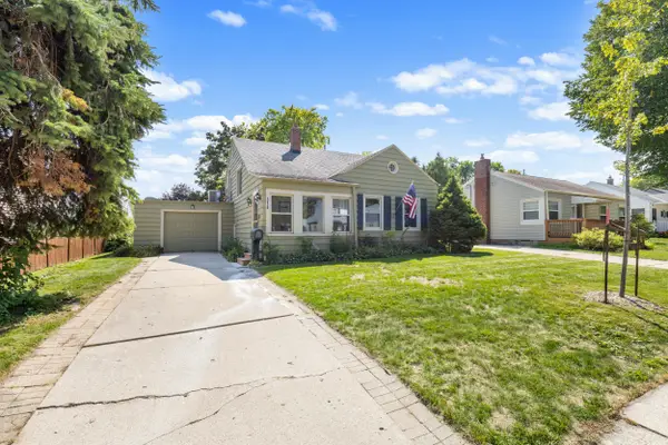 318 E Gauer Cir, Milwaukee, WI 53207