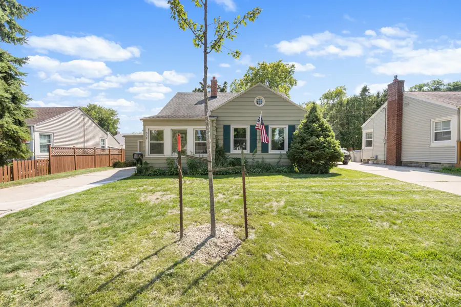 318 E Gauer Cir, Milwaukee, WI 53207 - #2