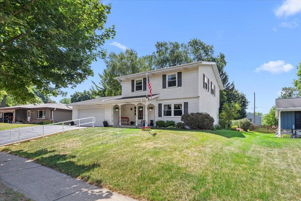 1713 Howlett Ln, Waukesha, WI 53186 - #1