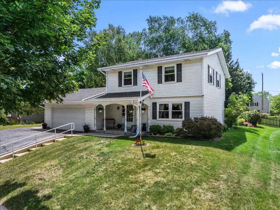 1713 Howlett Ln, Waukesha, WI 53186 - #2
