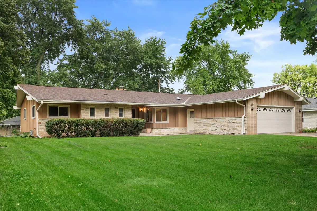 4420 N 110th St, Wauwatosa, WI 53225 - #1