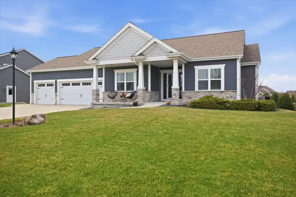 W136N6171 Weyer Farm Dr, Menomonee Falls, WI 53051