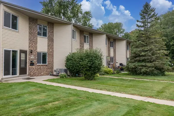 W170N11545 Armada Dr, Germantown, WI 53022