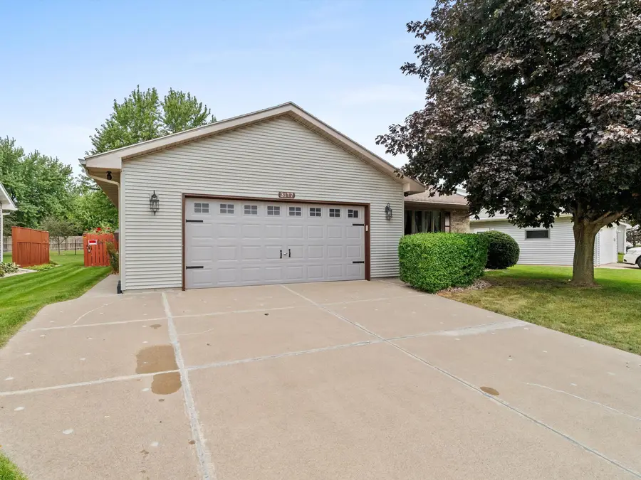 3177 Bellfield Dr, Oshkosh, WI 54904 - #2
