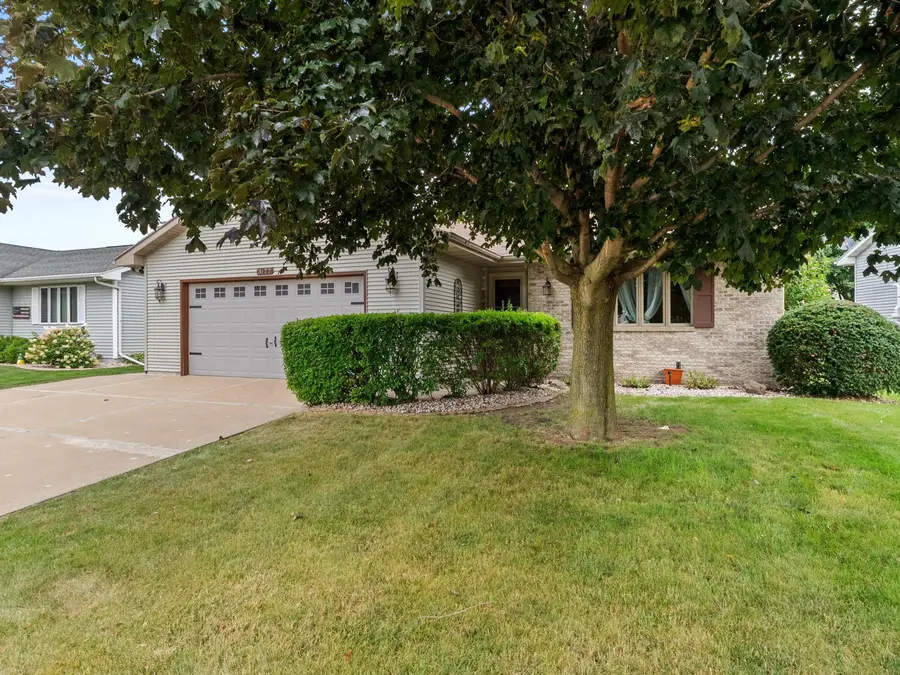 3177 Bellfield Dr, Oshkosh, WI 54904 - #3