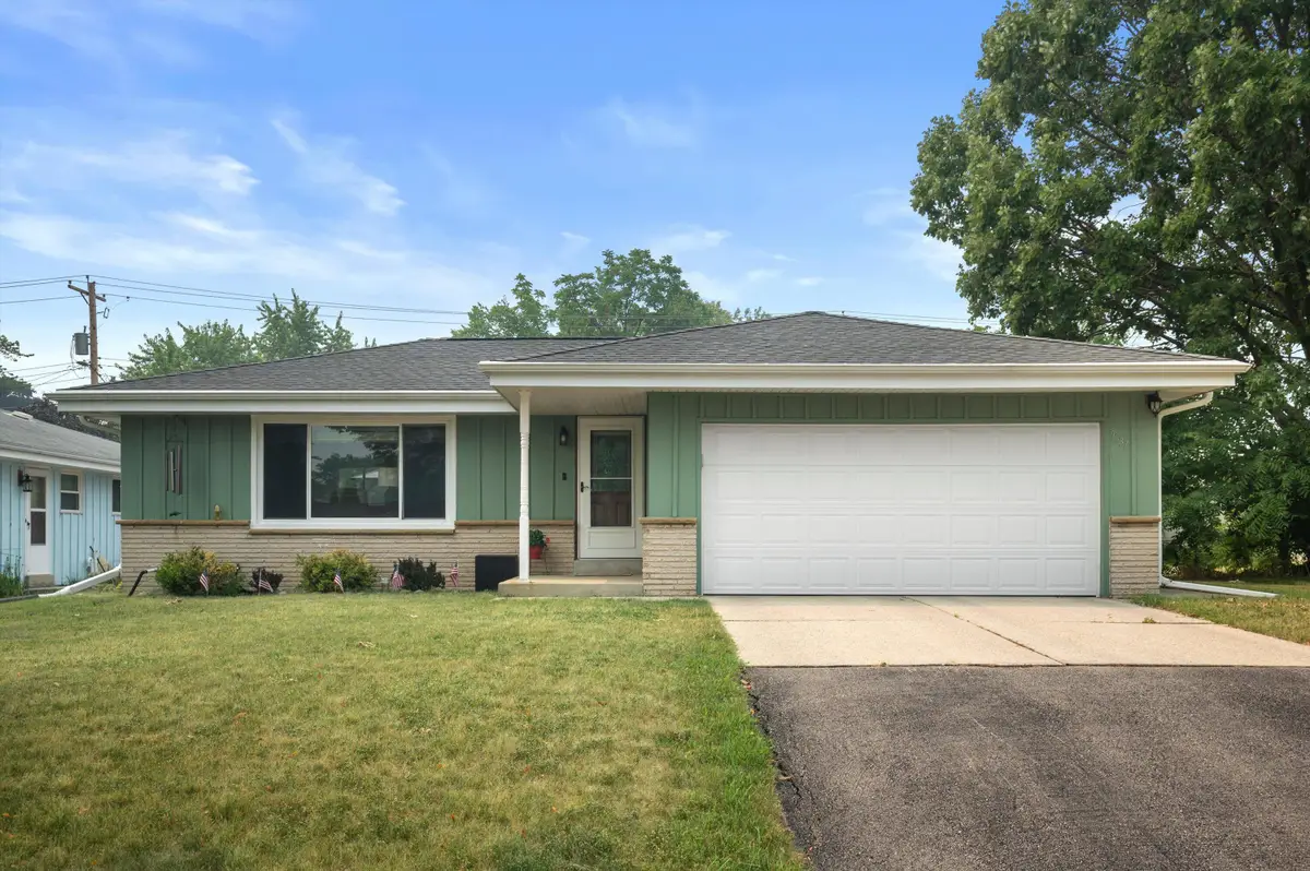 9537 W Sarasota Pl, Wauwatosa, WI 53222 - #1