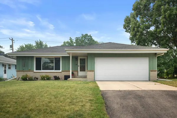 9537 W Sarasota Pl, Wauwatosa, WI 53222