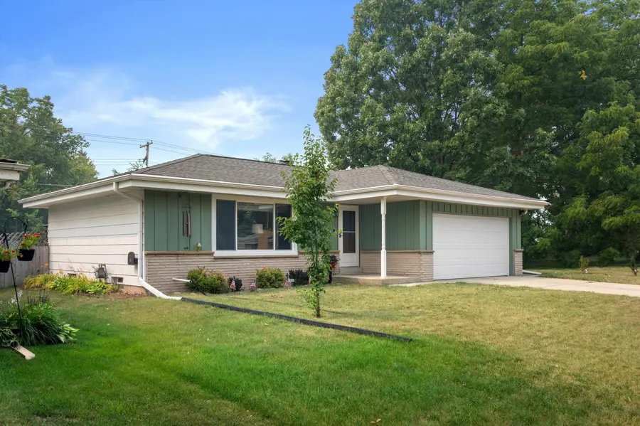 9537 W Sarasota Pl, Wauwatosa, WI 53222 - #2