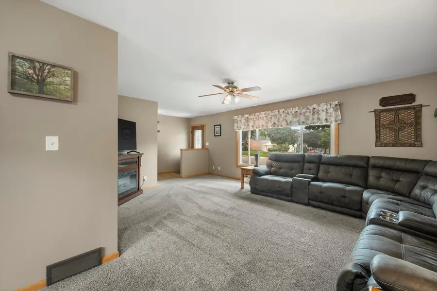 9537 W Sarasota Pl, Wauwatosa, WI 53222 - #3