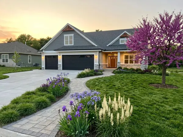 N55W25226 Crescent Hill Dr, Sussex, WI 53089