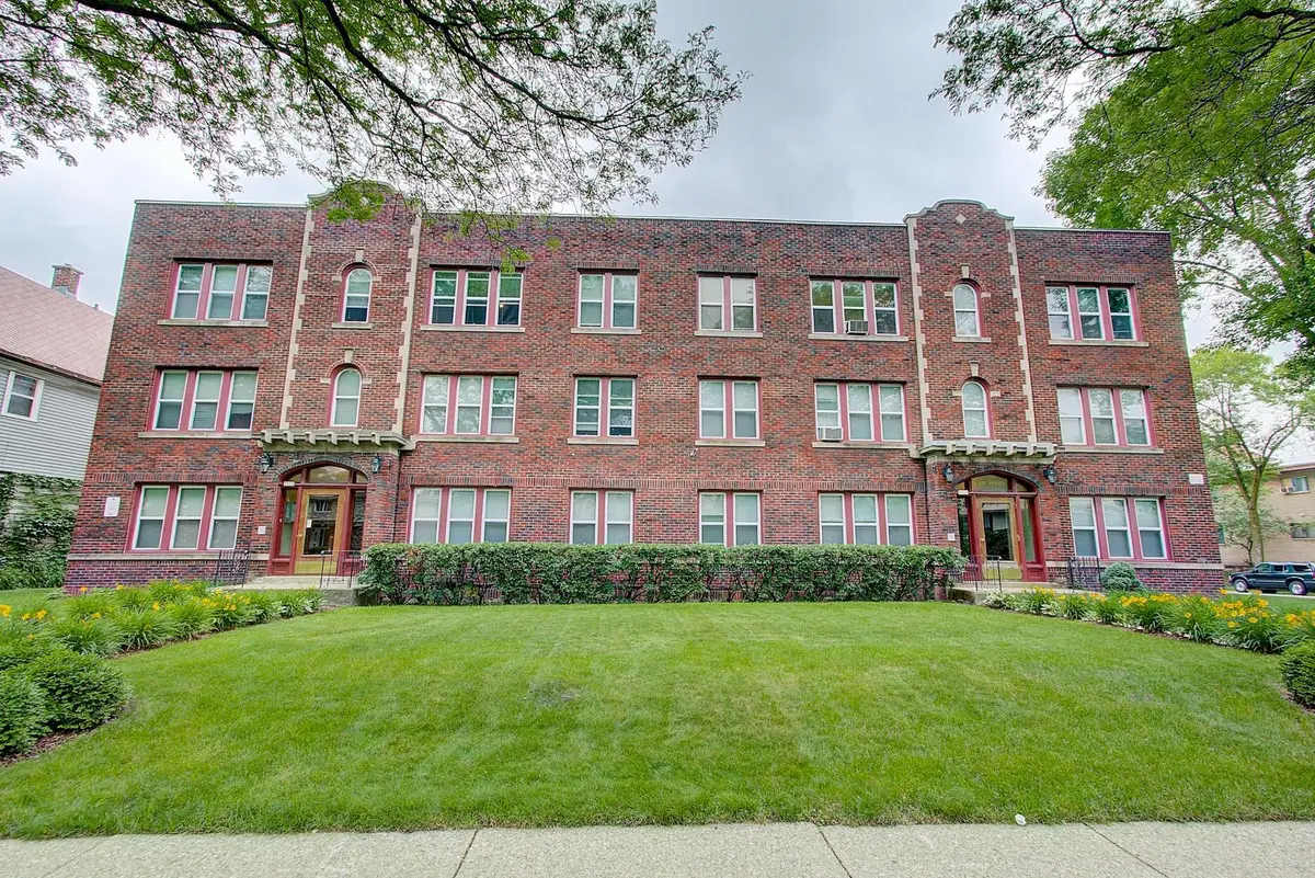 3313 W Wells St, Milwaukee, WI 53209 - #1