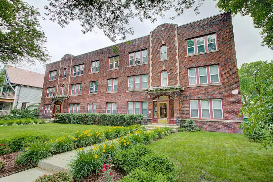 3313 W Wells St, Milwaukee, WI 53209 - #2