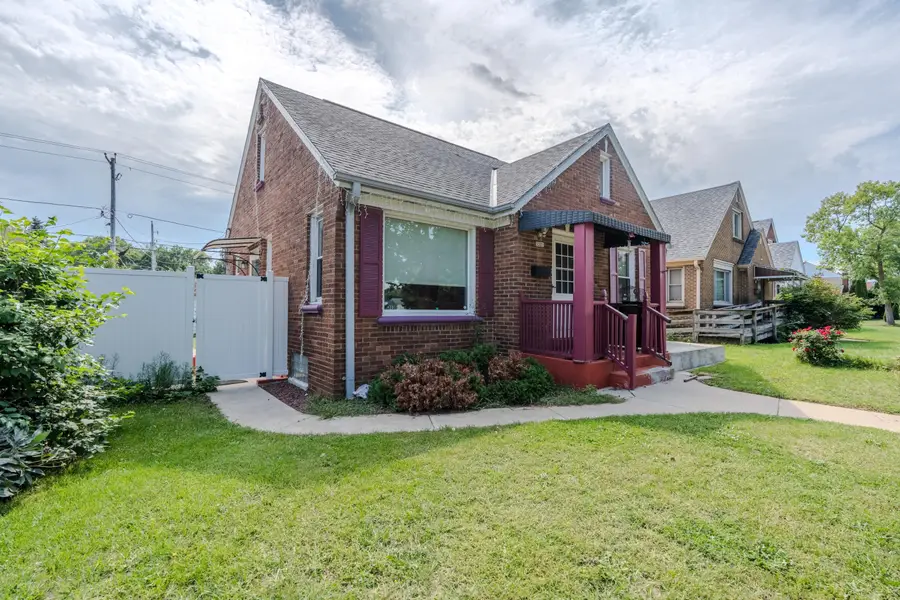 3221 W Oklahoma Ave, Milwaukee, WI 53215 - #3