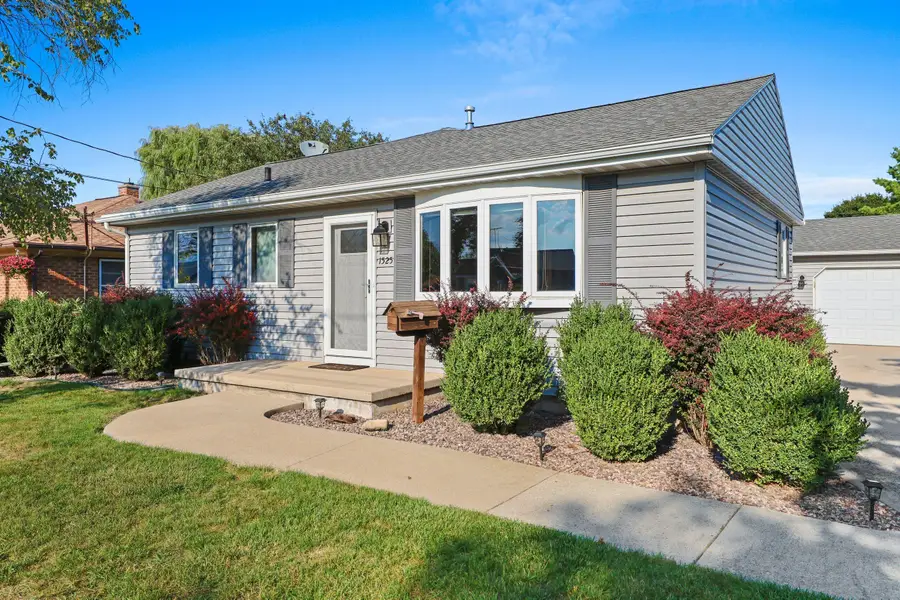 1525 S 25th St, Manitowoc, WI 54220 - #2